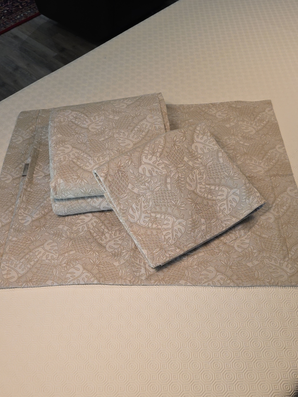 Like New Queen Tommy Bahama Jaquard Coverlet With 2 Standard Shams